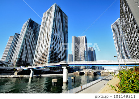 勝どきエリア  朝潮運河沿いに建ち並ぶタワーマンション群の風景 101149311