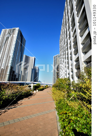 勝どきエリア  朝潮運河沿いに建ち並ぶタワーマンション群の風景 101149330