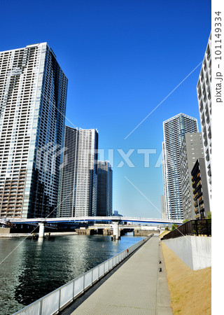 勝どきエリア  朝潮運河沿いに建ち並ぶタワーマンション群の風景 101149334