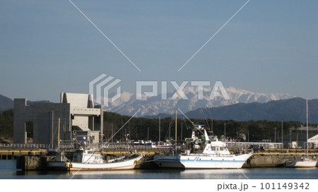 春の快晴の青空と雪山が見える漁港 101149342