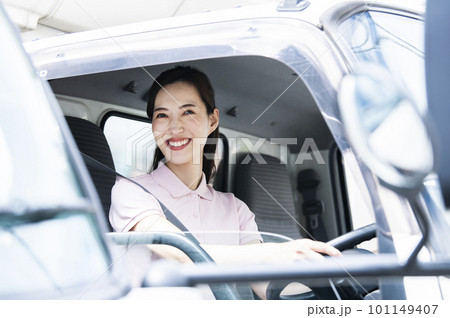 トラックを運転する女性 トラックを運転する女性 101149407