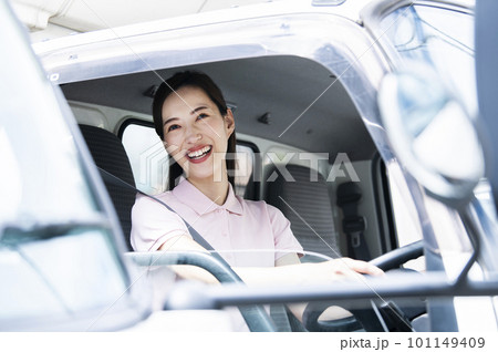 トラックを運転する女性 101149409