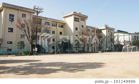 中学校の校舎とグランド(静岡県駿東郡清水町の清水町立清水中学校) 中学校の校舎とグランド(静岡県駿東郡清水町の清水町立清水中学校) 101149986