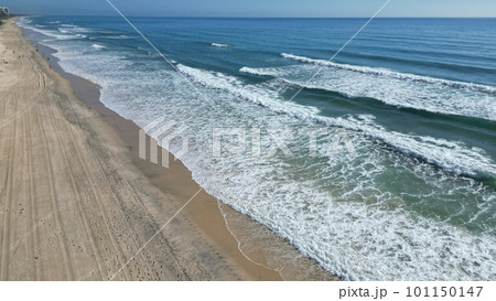 ゴールドコーストのサーファーズパラダイスビーチの波が打ち寄せる 101150147