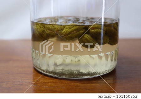 砂糖に漬けた青梅（砂糖が溶けた状態） 101150252