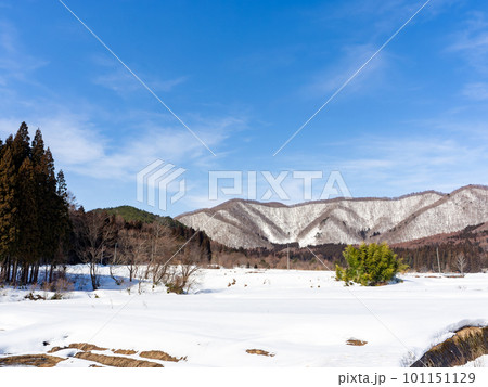 日本の原風景 大内宿の冬景色 雪に覆われた段々畑と山並み 日本の原風景 大内宿の冬景色 雪に覆われた段々畑と山並み 101151129