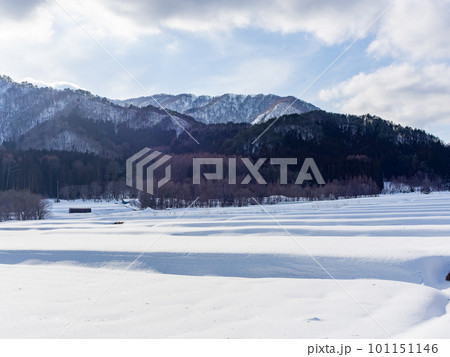 日本の原風景 大内宿の冬景色 雪に覆われた段々畑と山並み 日本の原風景 大内宿の冬景色 雪に覆われた段々畑と山並み 101151146