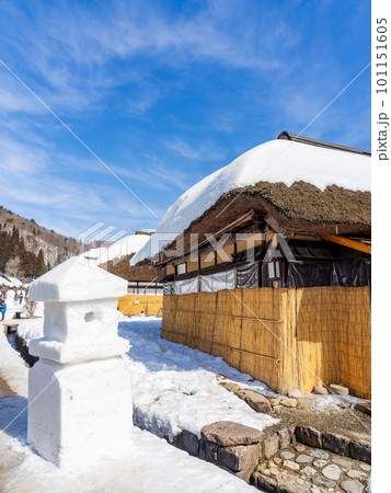 日本の原風景　大内宿の冬景色　街並みを飾る雪灯籠 101151605