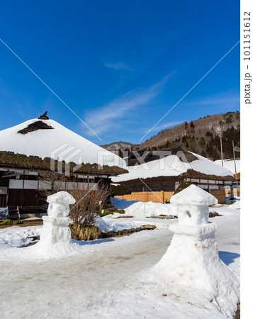 日本の原風景 大内宿の冬景色 街並みを飾る雪灯籠 日本の原風景 大内宿の冬景色 街並みを飾る雪灯籠 101151612