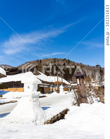 日本の原風景 大内宿の冬景色 街並みを飾る雪灯籠 日本の原風景 大内宿の冬景色 街並みを飾る雪灯籠 101151613