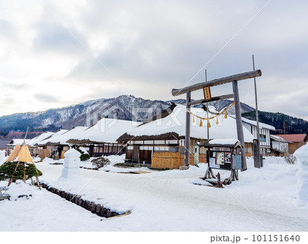 日本の原風景 大内宿の冬景色 街並みを飾る雪灯籠 日本の原風景 大内宿の冬景色 街並みを飾る雪灯籠 101151640