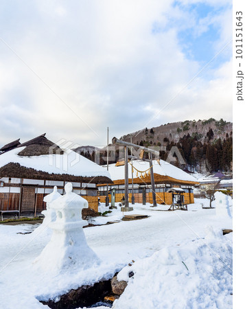 日本の原風景　大内宿の冬景色　街並みを飾る雪灯籠 101151643