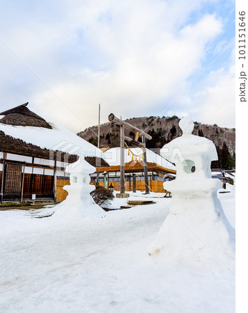 日本の原風景 大内宿の冬景色 街並みを飾る雪灯籠 日本の原風景 大内宿の冬景色 街並みを飾る雪灯籠 101151646