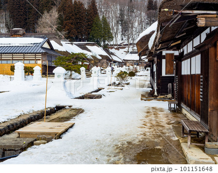 日本の原風景 大内宿の冬景色 街並みを飾る雪灯籠 日本の原風景 大内宿の冬景色 街並みを飾る雪灯籠 101151648