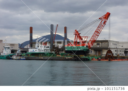 停泊中のクラブ浚渫船 下関商港岸壁 101151736