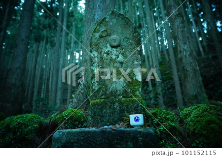 森林にたたずむお地蔵様の姿・祈りの道の熊野古道 森林にたたずむお地蔵様の姿・祈りの道の熊野古道 101152115