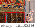 祇園祭、長刀鉾の出発の瞬間～舞うように掛け声をあげる音頭方 101152846