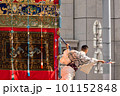 祇園祭、長刀鉾の出発の瞬間～舞うように掛け声をあげる音頭方 101152848