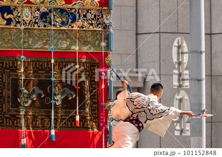 祇園祭、長刀鉾の出発の瞬間～舞うように掛け声をあげる音頭方 101152848