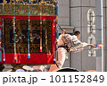 祇園祭、長刀鉾の出発の瞬間～舞うように掛け声をあげる音頭方 101152849