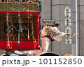 祇園祭、長刀鉾の出発の瞬間～舞うように掛け声をあげる音頭方 101152850
