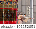 祇園祭、長刀鉾の出発の瞬間～舞うように掛け声をあげる音頭方 101152851