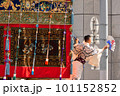 祇園祭、長刀鉾の出発の瞬間～舞うように掛け声をあげる音頭方 101152852