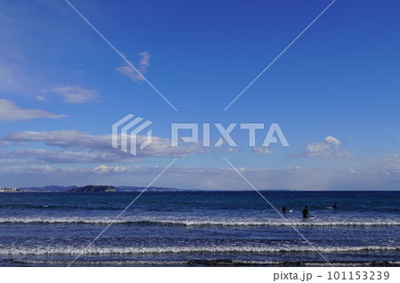 茅ヶ崎海岸から見た冬の湘南の海 101153239