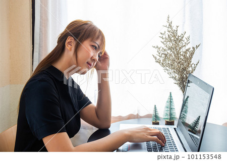 transparent businesswoman dressed in black uses a laptop to work stressfully. transparent businesswoman dressed in black uses a laptop to work stressfully. 101153548