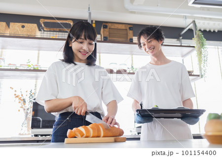 仲良く料理する若いカップル 101154400