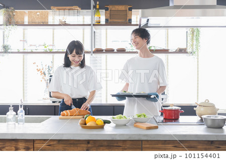 仲良く料理する若いカップル 101154401