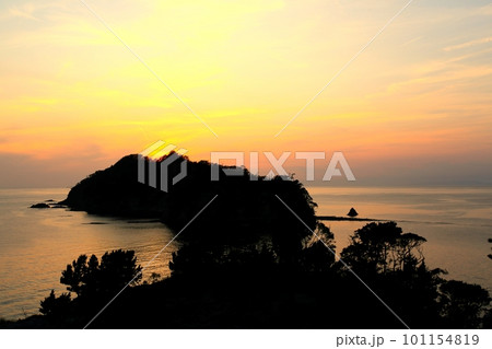 美しい海に沈む夕日 美しい海に沈む夕日 101154819