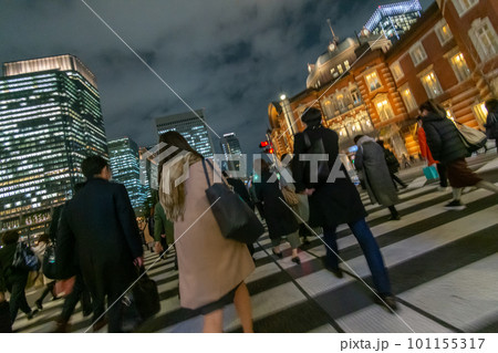 東京丸の内　帰宅するビジネスマンが足早に駅へ向かう 101155317