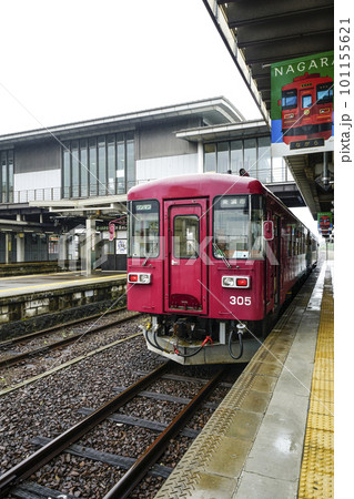雨の美濃太田駅に停車する、ナガラ305 101155621