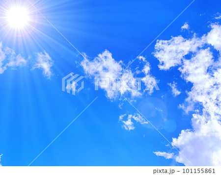 青空と白い雲と太陽（イメージ） 101155861