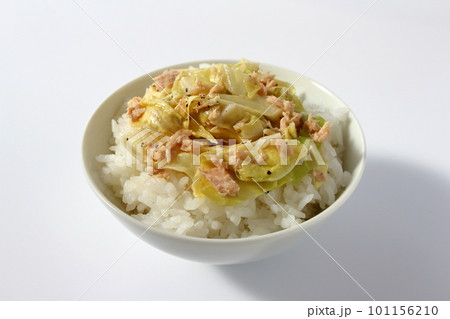 茶碗に盛ったご飯にのったキャベツとツナの和え物 キャベツのツナ和え 無限キャベツ 茶碗に盛ったご飯にのったキャベツとツナの和え物 キャベツのツナ和え 無限キャベツ 101156210