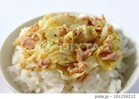 茶碗に盛ったご飯にのったキャベツとツナの和え物 キャベツのツナ和え 無限キャベツ 茶碗に盛ったご飯にのったキャベツとツナの和え物 キャベツのツナ和え 無限キャベツ 101156212