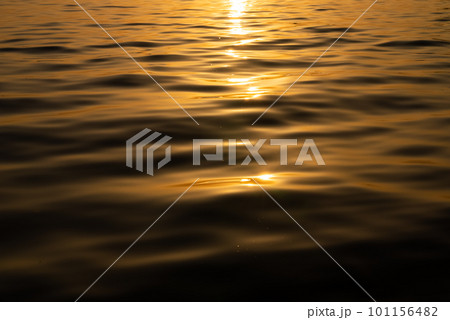 夕焼けの海の水面 夕焼けの海の水面 101156482
