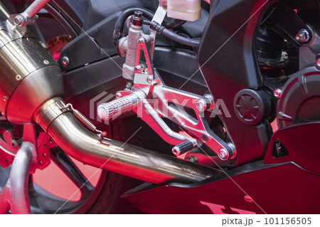バイクの右足を置くサイドステップ バイクの右足を置くサイドステップ 101156505