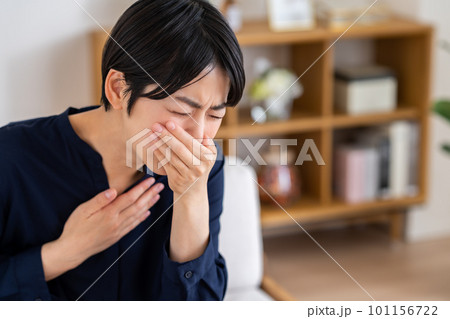 吐き気がする若い女性 101156722