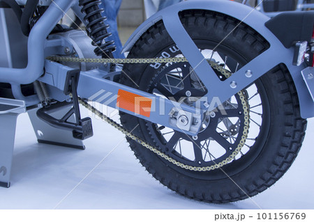 シンプルなバイクの駆動を伝えるチェーンと駆動輪のタイヤ 101156769