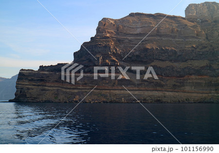 サントリーニ島の断崖絶壁の火山岩 101156990