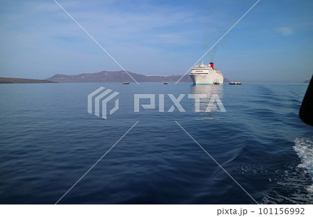 サントリーニ島へ向かうテンダーボートから サントリーニ島へ向かうテンダーボートから 101156992