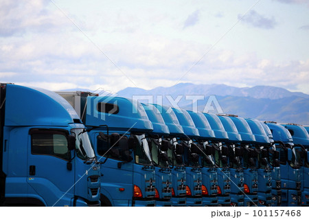 配送センターのトラック 101157468