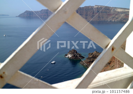 サントリーニ島からエーゲ海を望む サントリーニ島からエーゲ海を望む 101157486