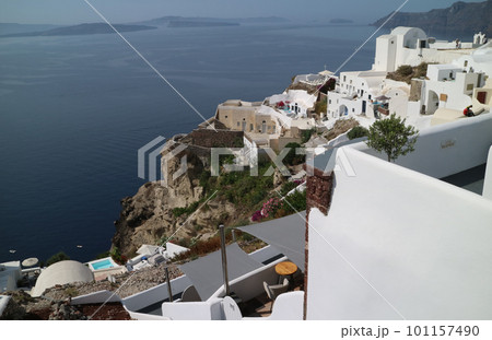 断崖絶壁の火山岩に建つ白い家並み 101157490