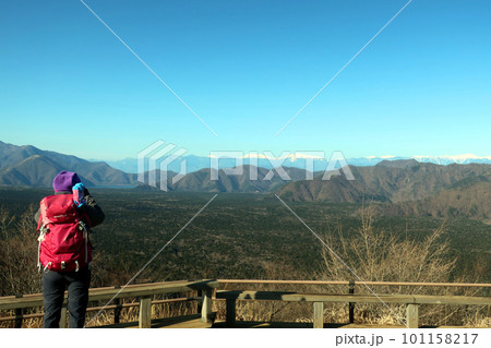 山梨の三湖台から青木ヶ原樹海や南アルプスを望む女性登山者 山梨の三湖台から青木ヶ原樹海や南アルプスを望む女性登山者 101158217