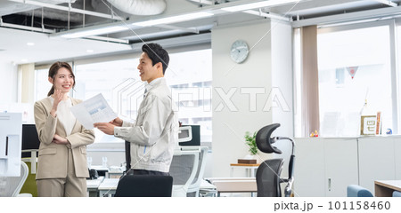 作業着を着た男性とスーツをオフィスカジュアルの女性 101158460