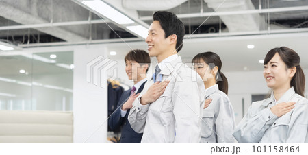 作業着を着た作業員 胸に手 作業着を着た作業員 胸に手 101158464
