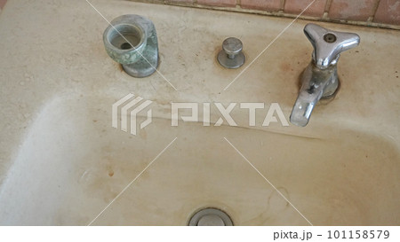 薄汚れた公園の公衆トイレに設置された手洗い場 101158579